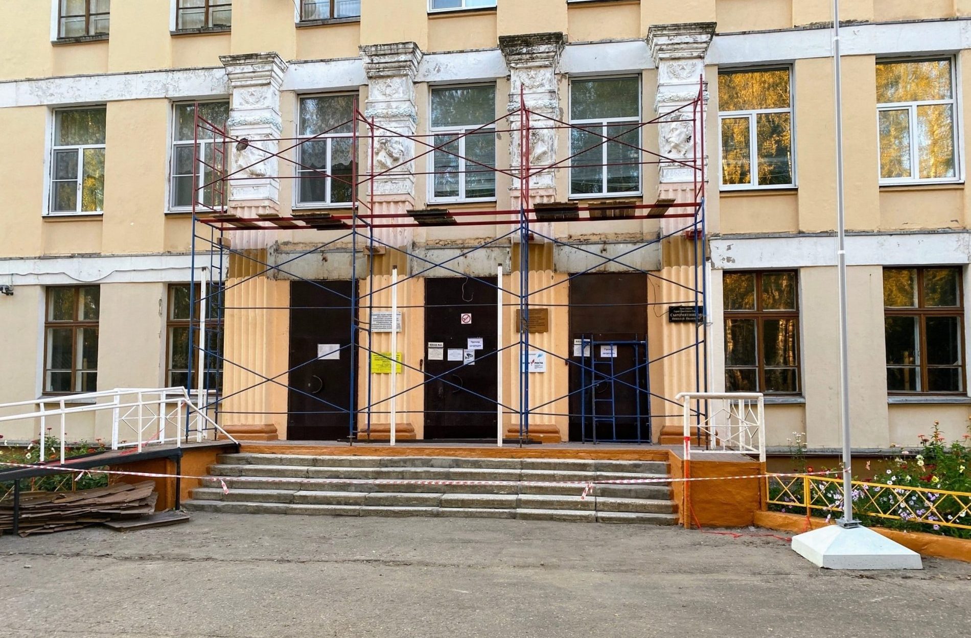 В поселке под Костромой реставрируют историческое здание школы