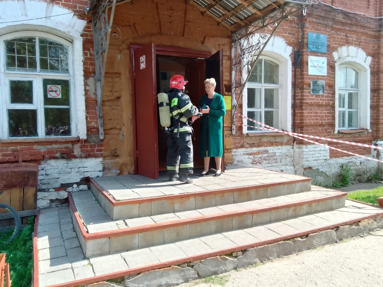 Пожарные эвакуировали школьников и педагогов в Костромской области
