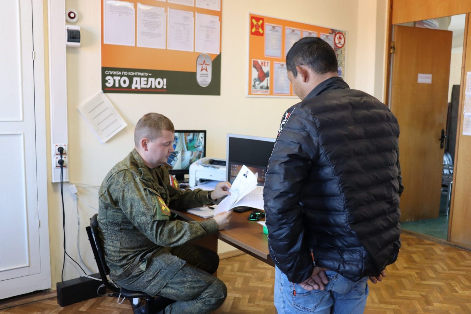 Жители Костромской области подписывают контракты на службу в Армии России