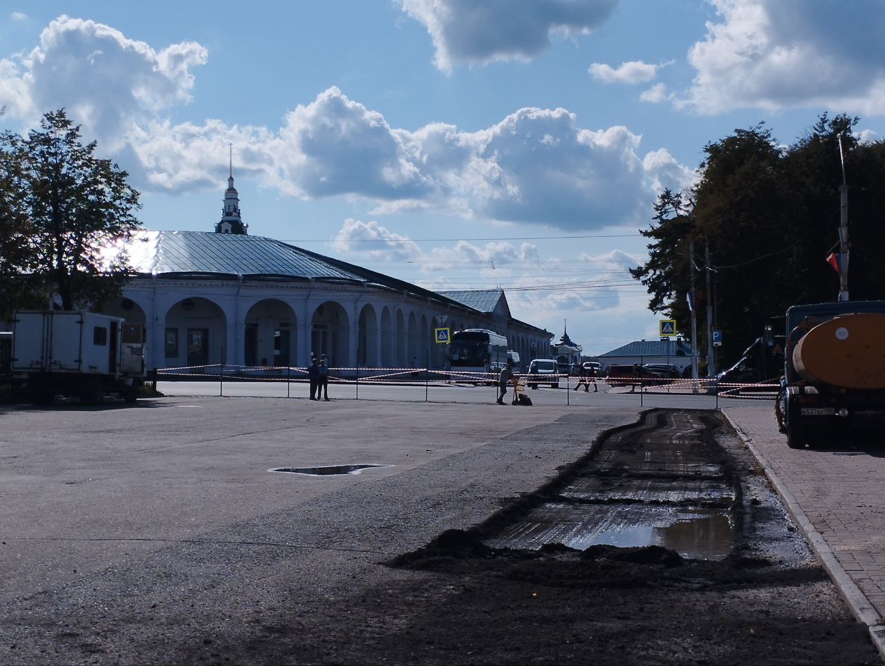 Между Ботниковским сквером и «сковородкой» в Костроме снимают старый асфальт