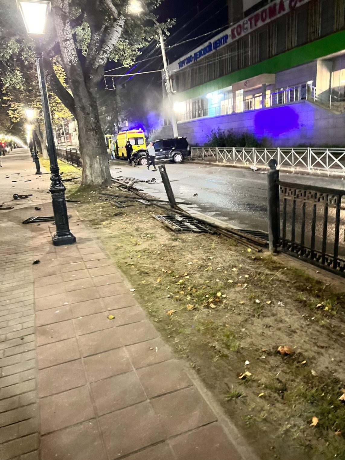 Ночью водитель иномарки снес ограждение в центре Костромы