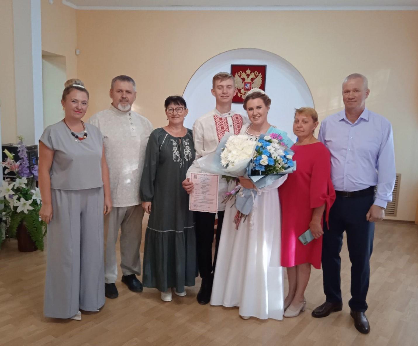 Костромичи сыграли свадьбу в народном стиле