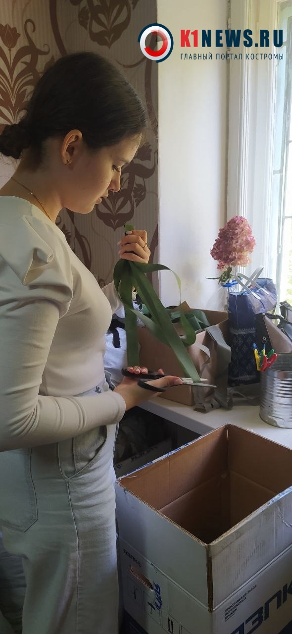 Школьники из Костромы сплели маскировочные сети для бойцов СВО