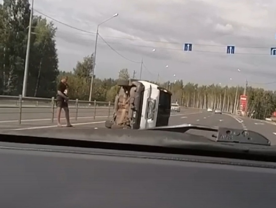 Опрокинувшийся в результате ДТП в Костроме автомобиль попал на видео