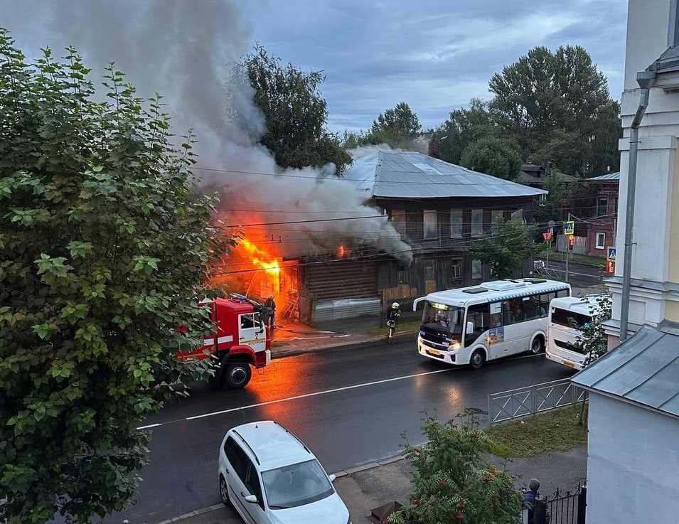 Крупный пожар в жилом доме произошёл в центре Костромы