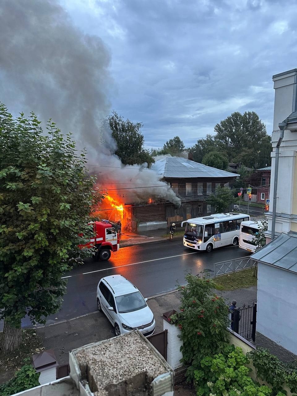 Крупный пожар в жилом доме произошёл в центре Костромы