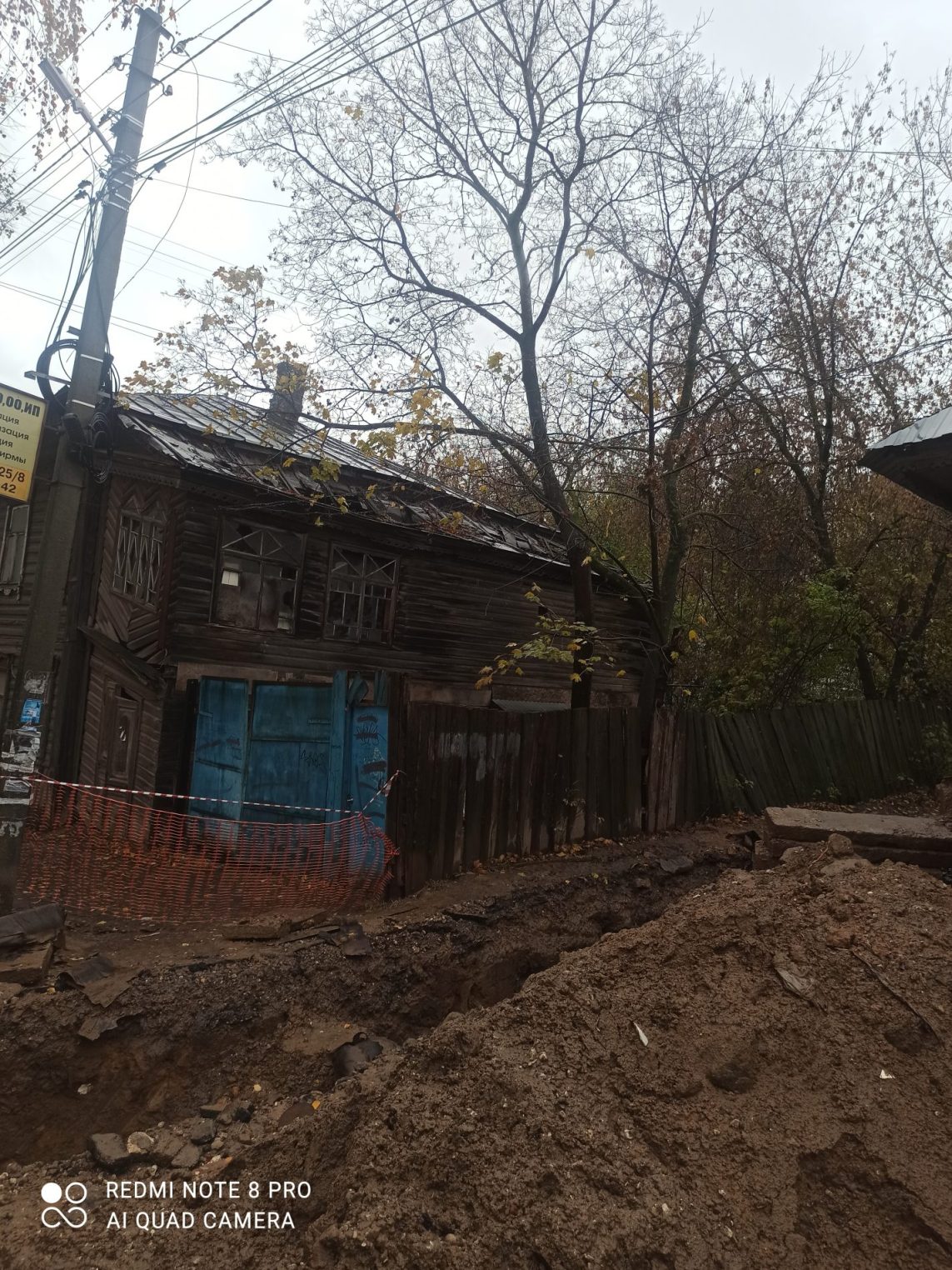 Двор в центре Костромы зарастает мусором, который никак не вывезти
