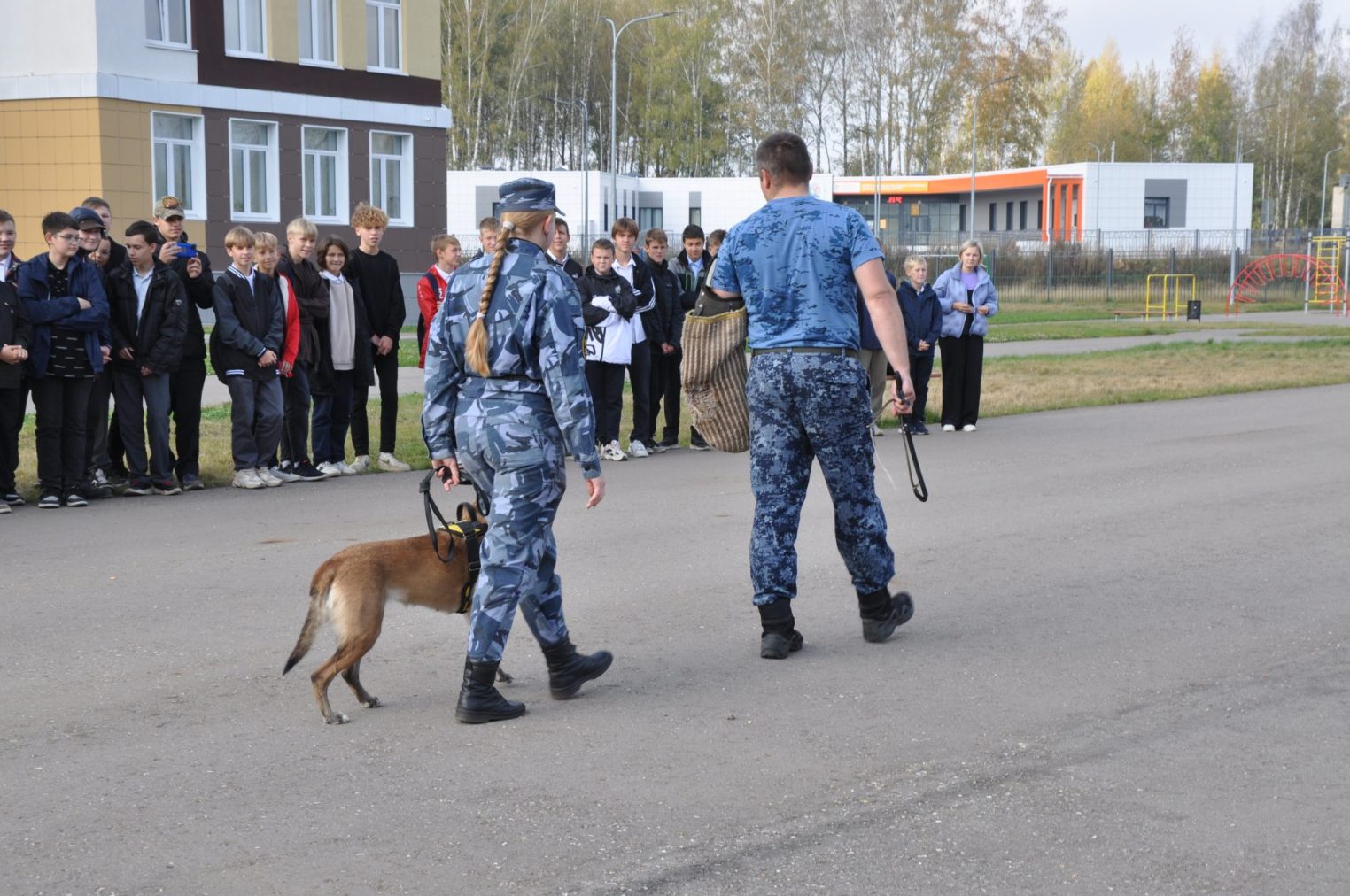 На глазах у костромских школьников служебная собака задержала преступника