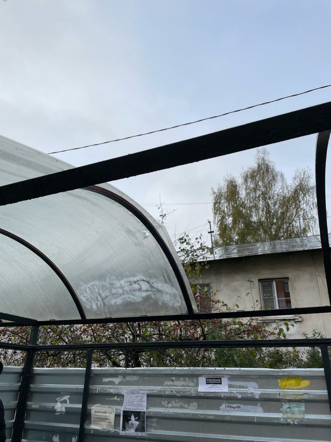 Мокнем под дождем: в Костроме у остановок поехали крыши
