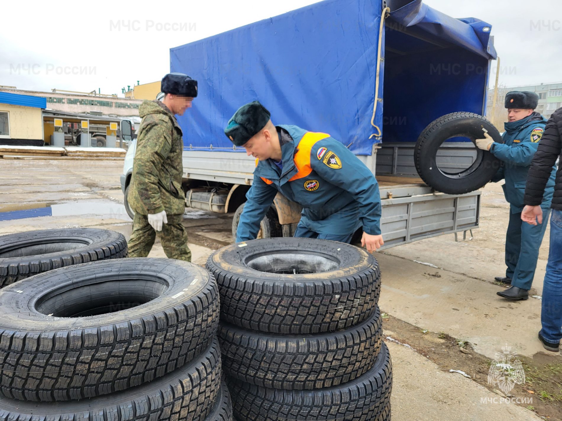 Костромские спасатели передали в зону СВО автомобильные шины | K1NEWS  Кострома