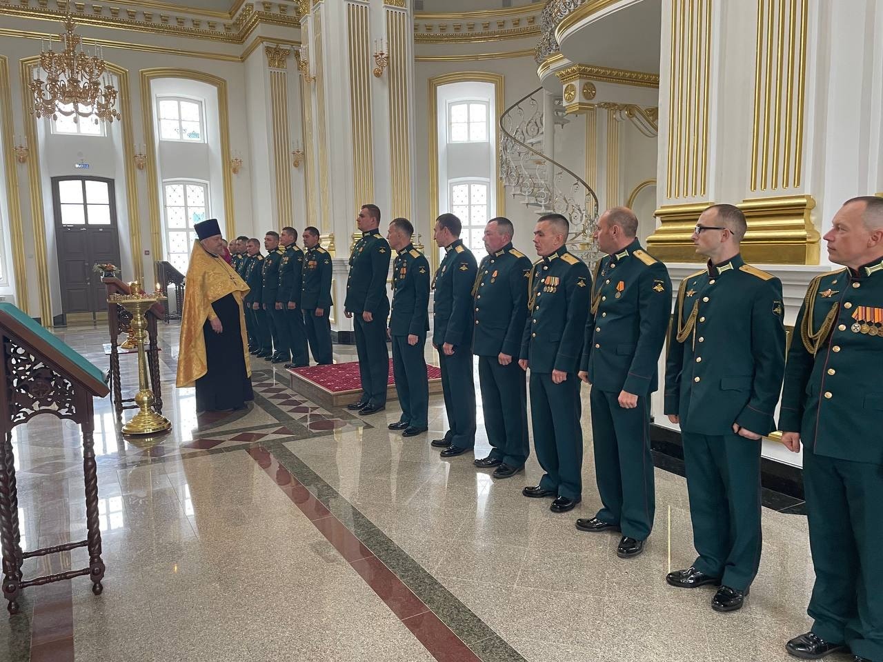 Военные музыканты духовно укрепились в новом храме Костромы