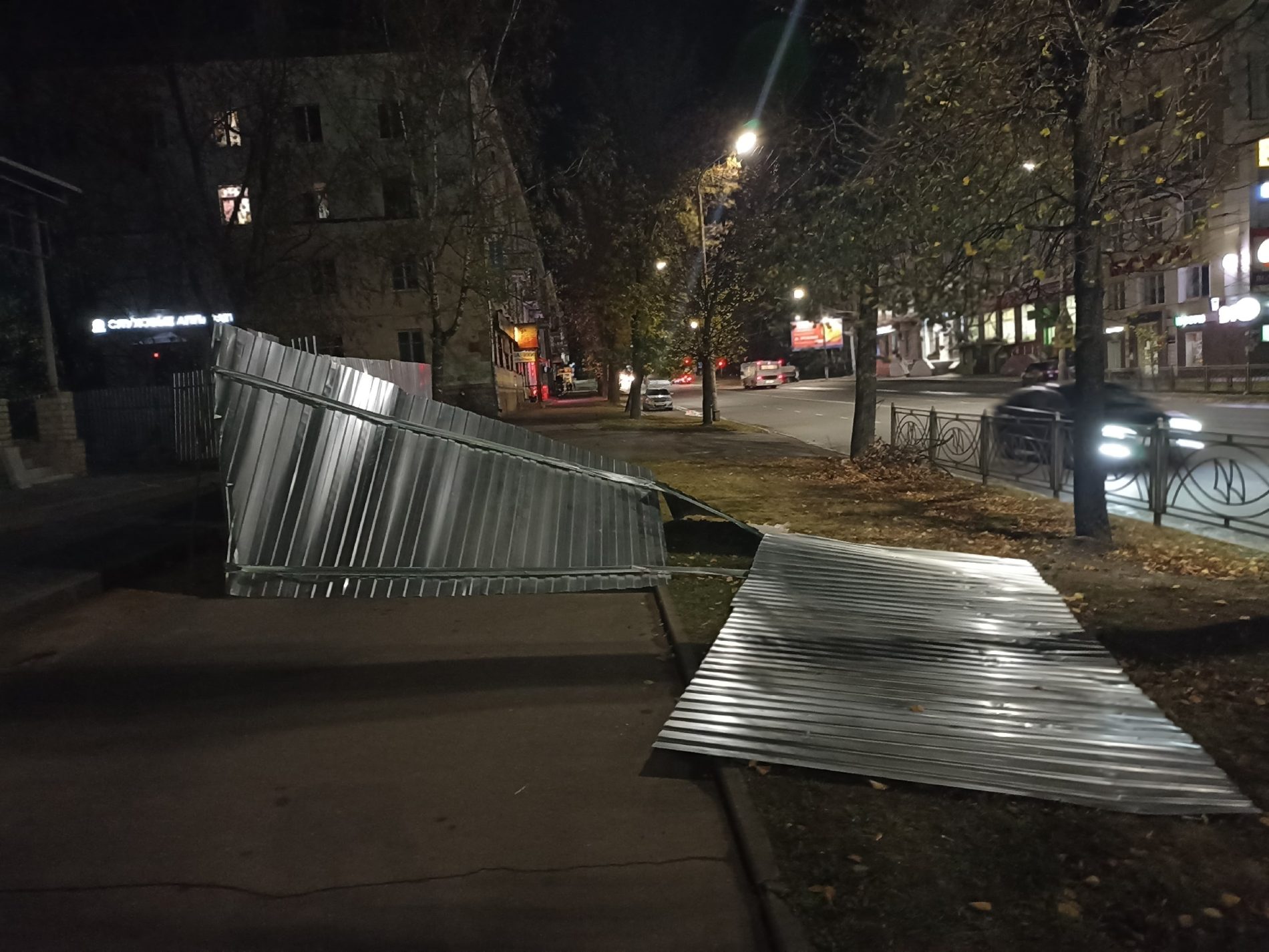Сумасшедший ураган ночью разметал заборы в Костроме