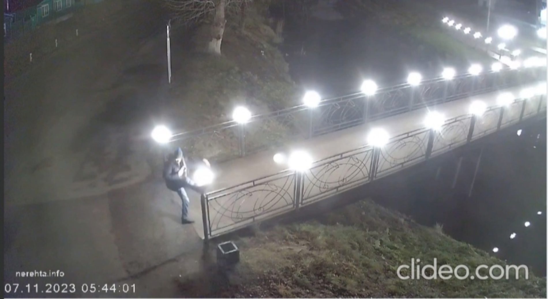 Пьяный вандал устроил разборки с фонарями на мосту под Костромой