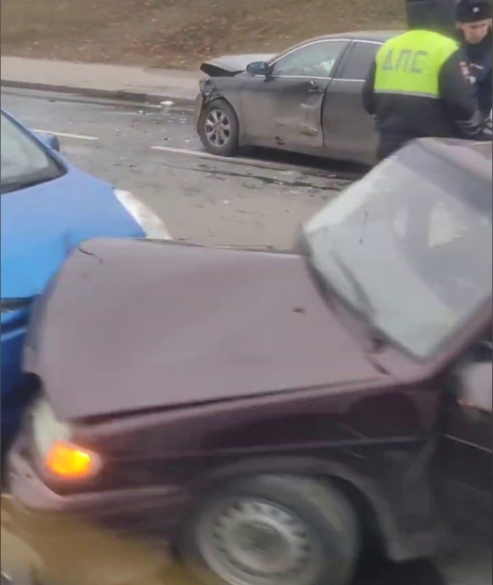 В Костроме перед мостом столкнулись три машины. Видео