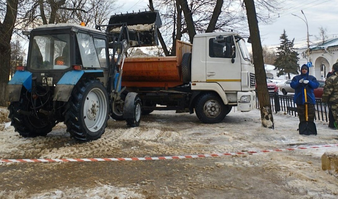 Костромские коммунальщики взялись за снег