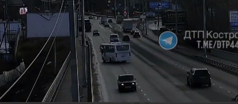 Жуть: автобус с пассажирами потерял управление на дороге в Костроме