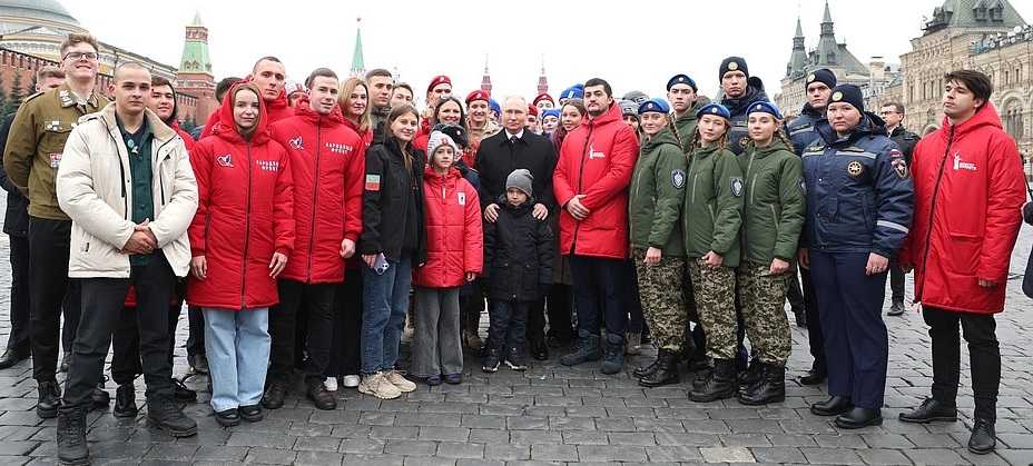 Костромич принял участие в возложении цветов на Красной площади вместе с Путиным