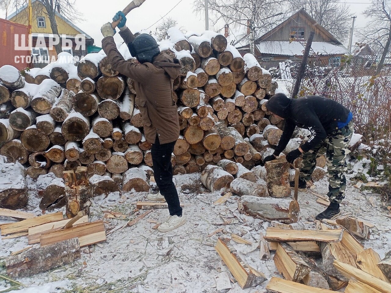 Под Костромой молодогвардейцы помогли пенсионерам наколоть дров