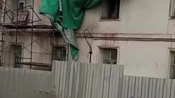 Подрядчик после ремонта оставил с дырявой крышей поликлинику под Костромой