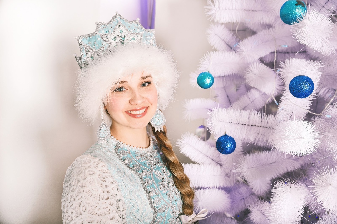 Костромская Снегурочка везет волшебный подарок имениннику Деду Морозу