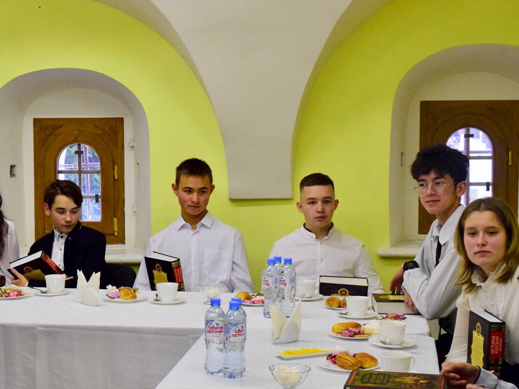 Губернатор в День народного единства стал экскурсоводом для костромских школьников