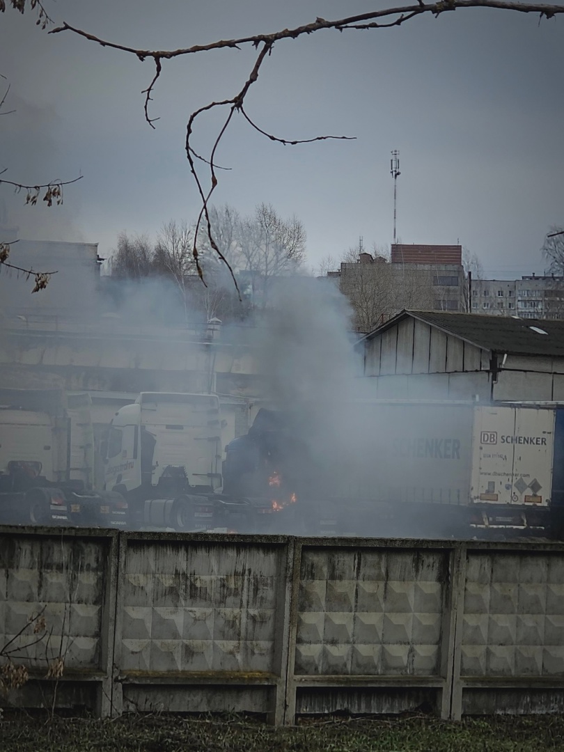 В Костроме на силикатном заводе фура вспыхнула, как факел