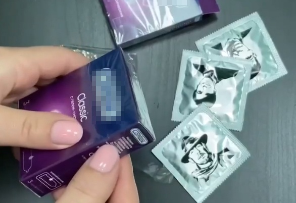 В магазинах Костромы появились презервативы с лицами иноагентов. Фото