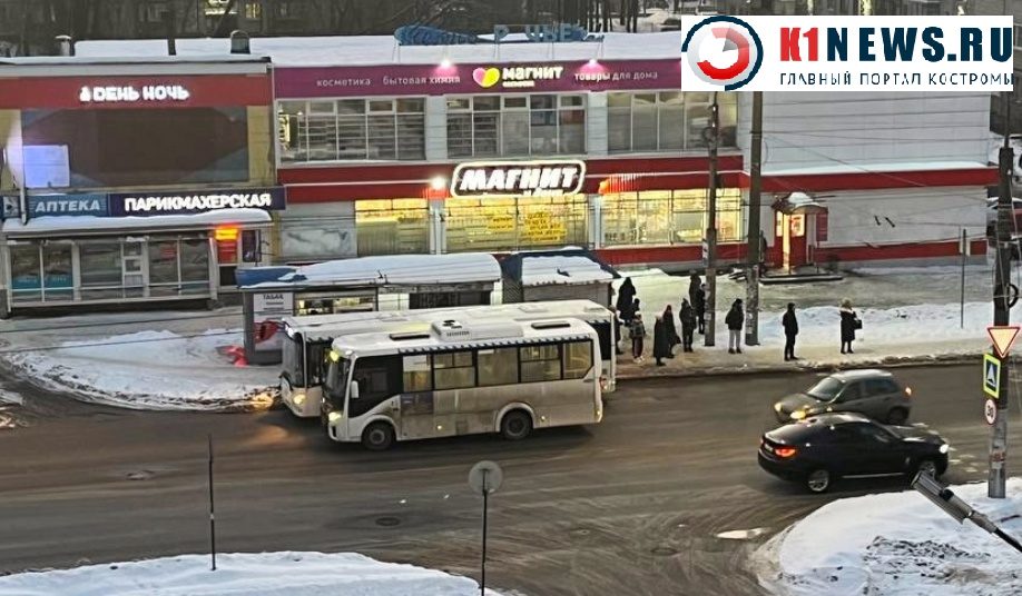 Два городских автобуса не поделили остановку в Костроме