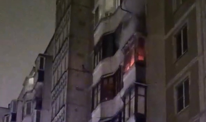 В Костроме огонь захватил балкон в квартире