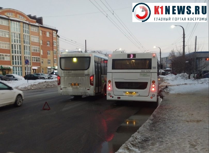Два городских автобуса не поделили остановку в Костроме