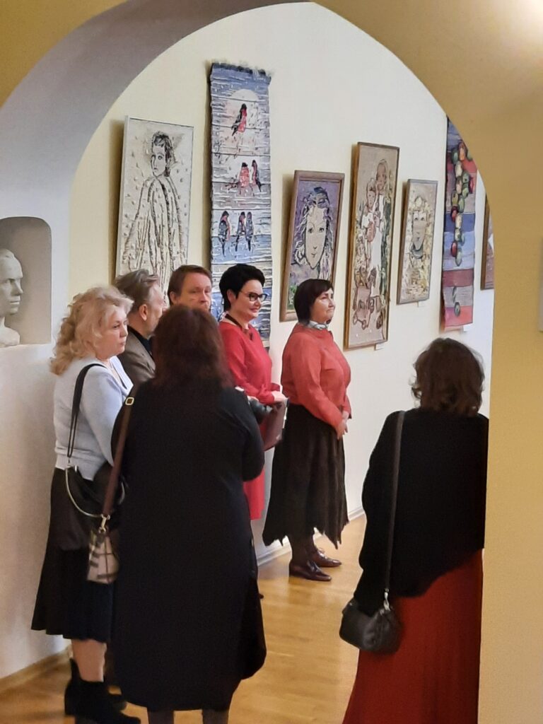 В костромской мэрии открылась выставка мастера гобелена Елены Семеновой