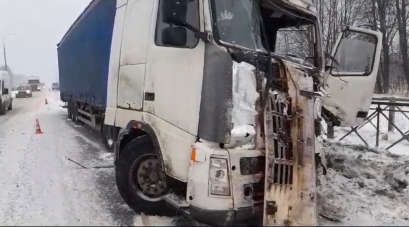 Машина с водителем превратилась в месиво в жуткой аварии под Костромой