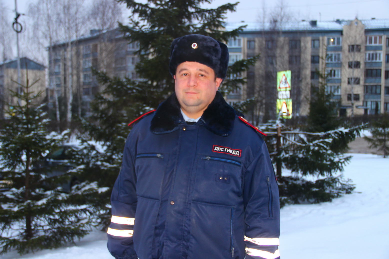 Костромской автоинспектор на дороге спас семью от мороза