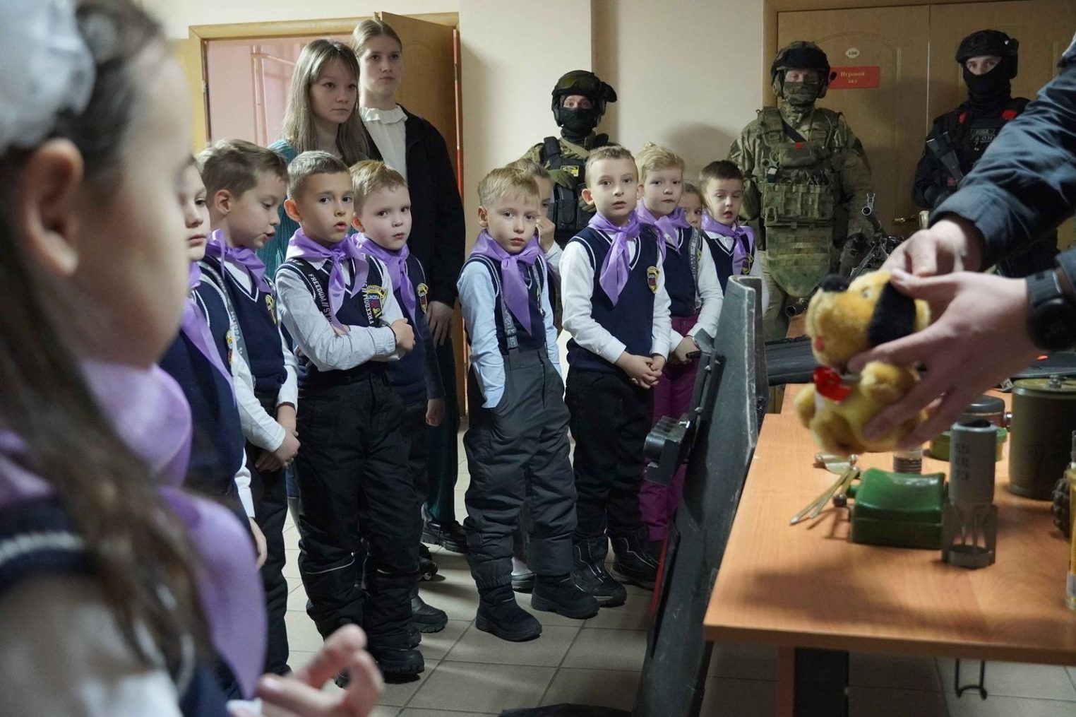 Первоклашки из Костромы поделились сладостями с бойцами-росгвардейцами СВО