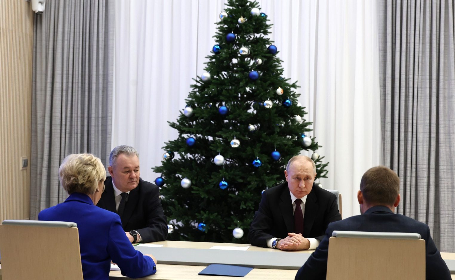 Костромичка приняла документы у Владимира Путина для выборов Президента