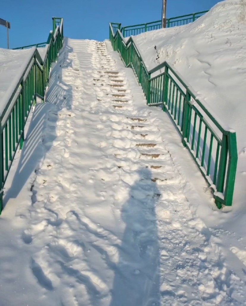 Ходить по лестницам в Костроме можно только с лопатой