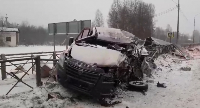 Машина с водителем превратилась в месиво в жуткой аварии под Костромой