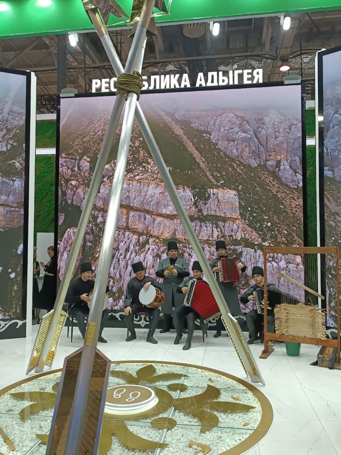 Костромской павильон на выставке "Россия" привлекает русскими кокошниками