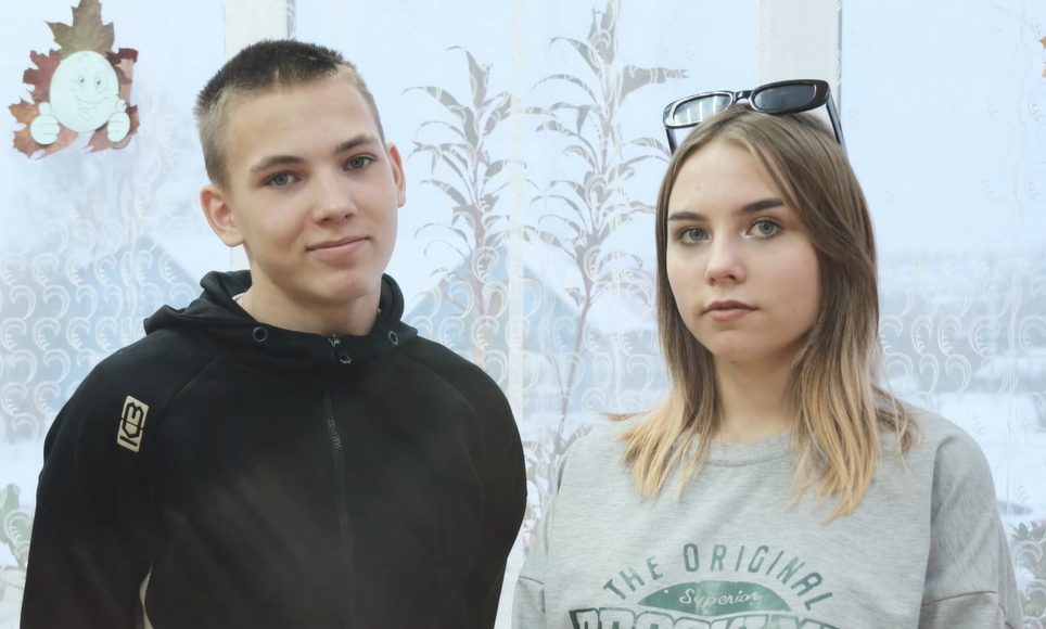 Брат и сестра, Алексей и Мария, мечтают о приемной семье