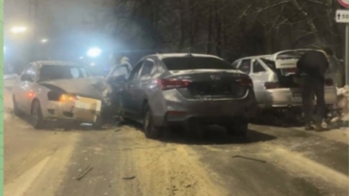 Под беседкой Островского в Костроме столкнулись три машины