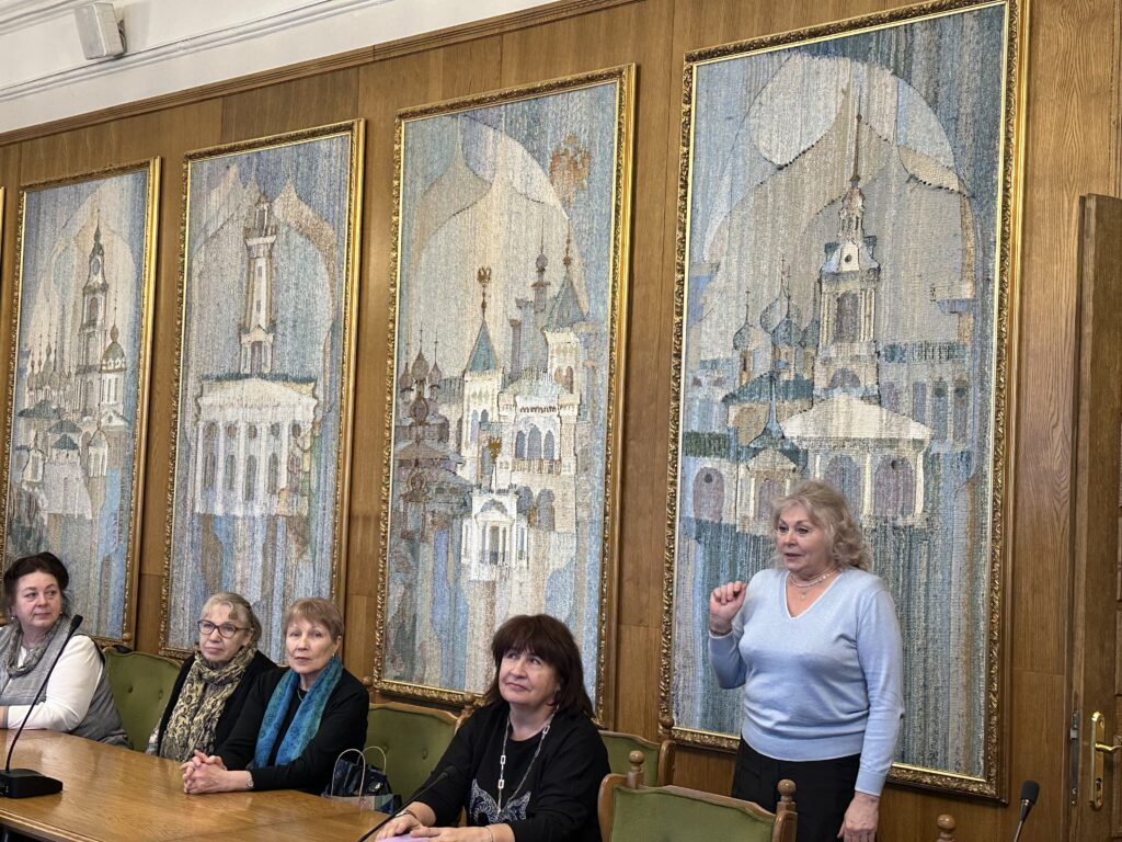 В костромской мэрии открылась выставка мастера гобелена Елены Семеновой