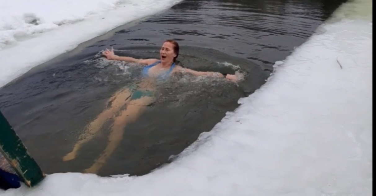 Костромские «моржи» снова устроили заплыв в ледяной воде
