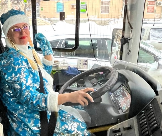 В Костроме Снегурочка катала пассажиров по городу на автобусе