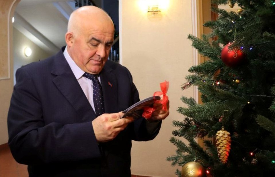 Губернатор Сергей Ситников исполнит три новогодних желания маленьких костромичей