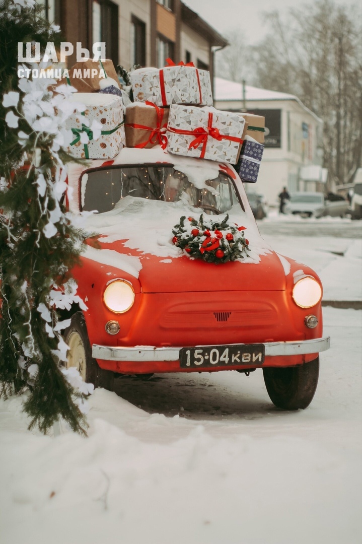 Костромичей порадовали маленькой красной новогодней машинкой
