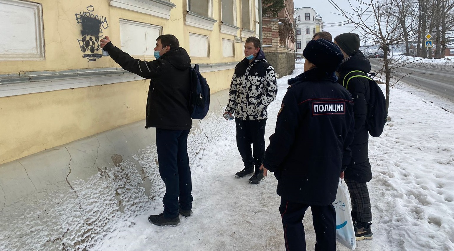 Костромские полицейские почистили городские стены