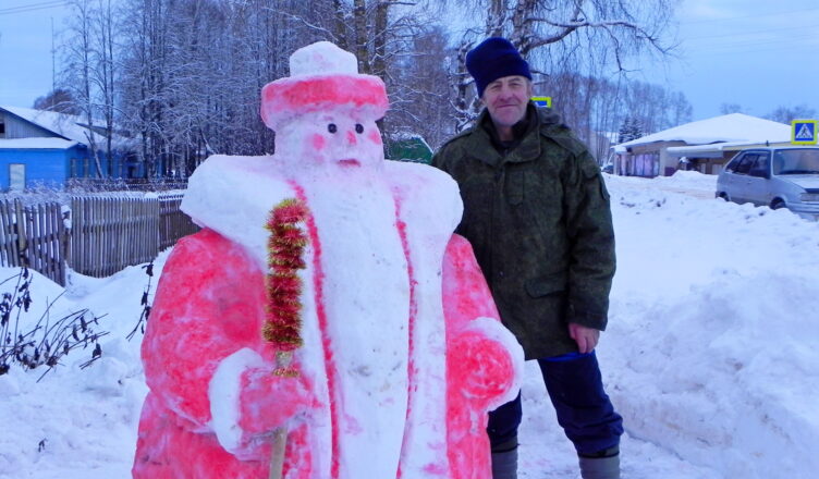 Костромич создает снежные скульптуры с помощью ножа, лопаты и краскопульта
