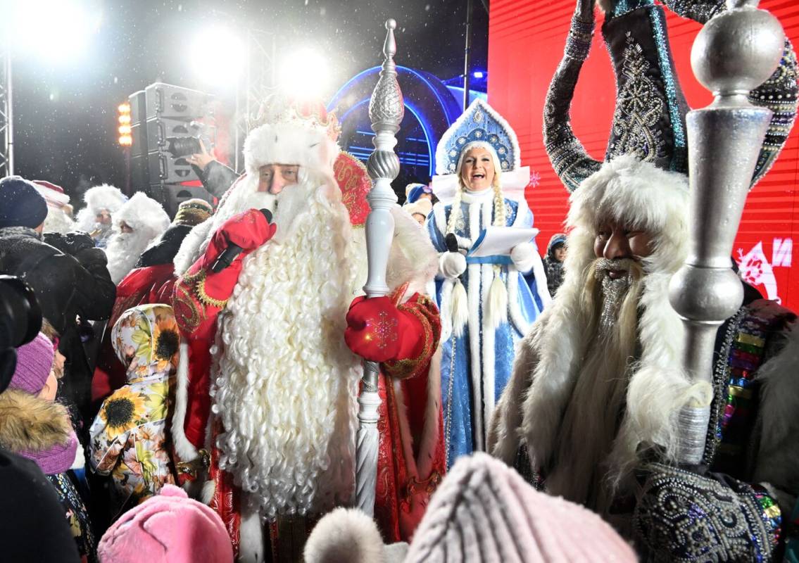 В Москве Дед Мороз зажег огни Посохом холода на елке Костромской области