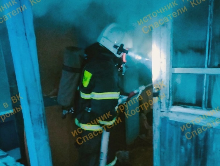 Пожарные под Костромой вовремя успели потушить дом