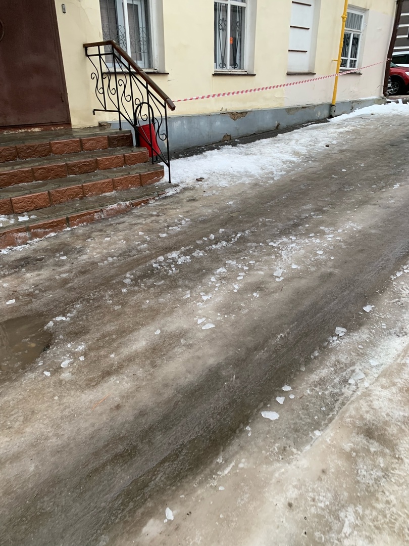 Костромичи снова жалуются на падающий с крыш лед